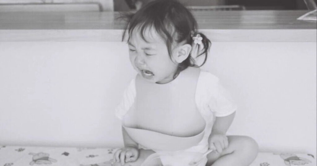 泣いている赤ちゃん