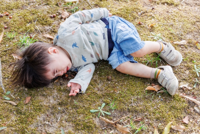 公園で泣く子ども