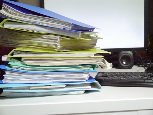 山積みの書類（イメージ）