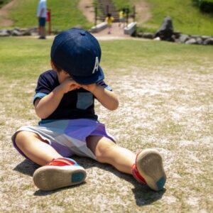公園で泣く子ども
