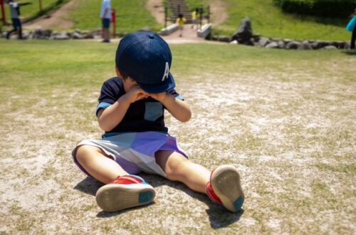 公園で泣く子ども