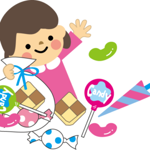 お菓子を持つ子ども