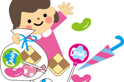 お菓子を持つ子ども